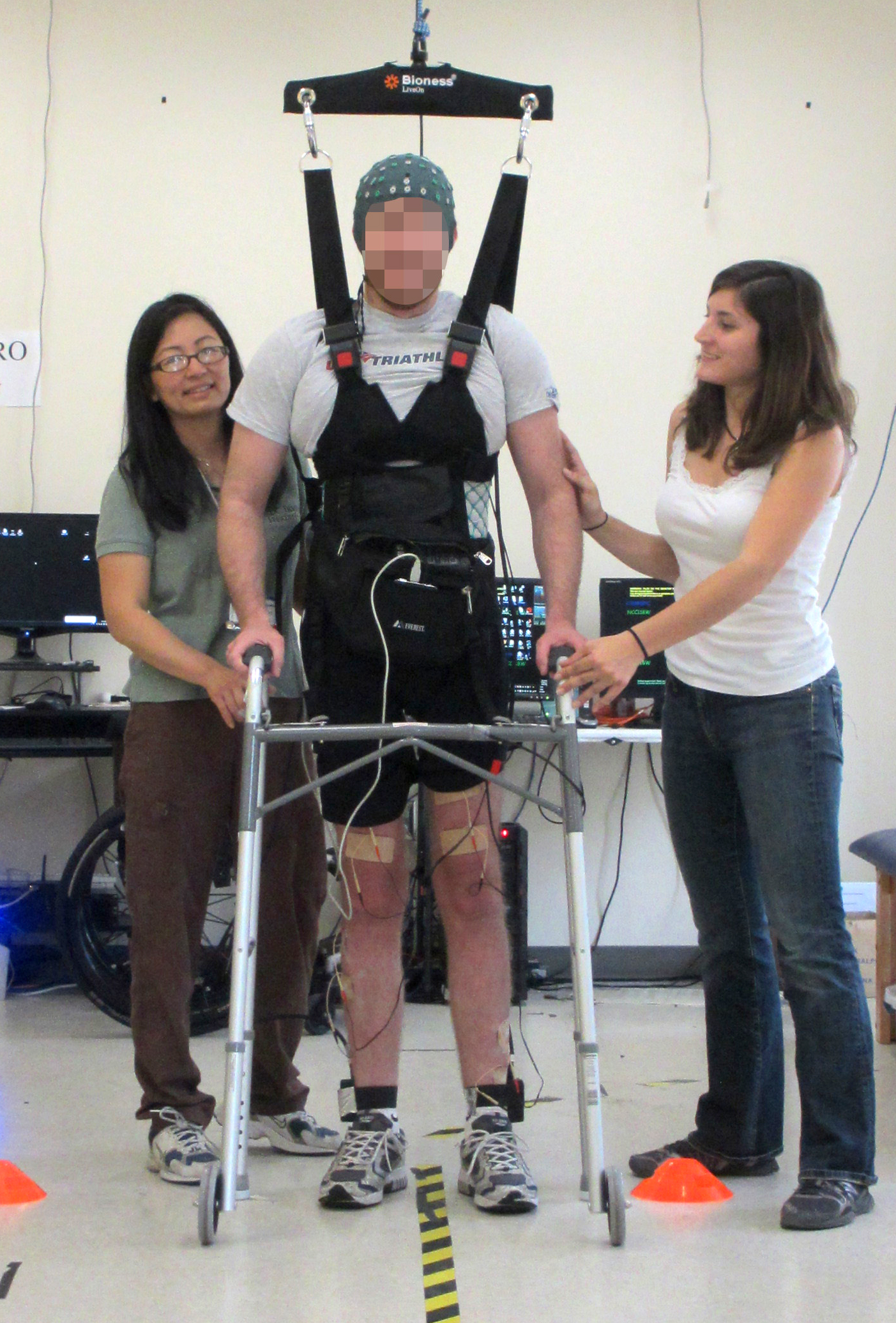 Brain-computer interface enables paralyzed man to walk without robotic  support « Kurzweil